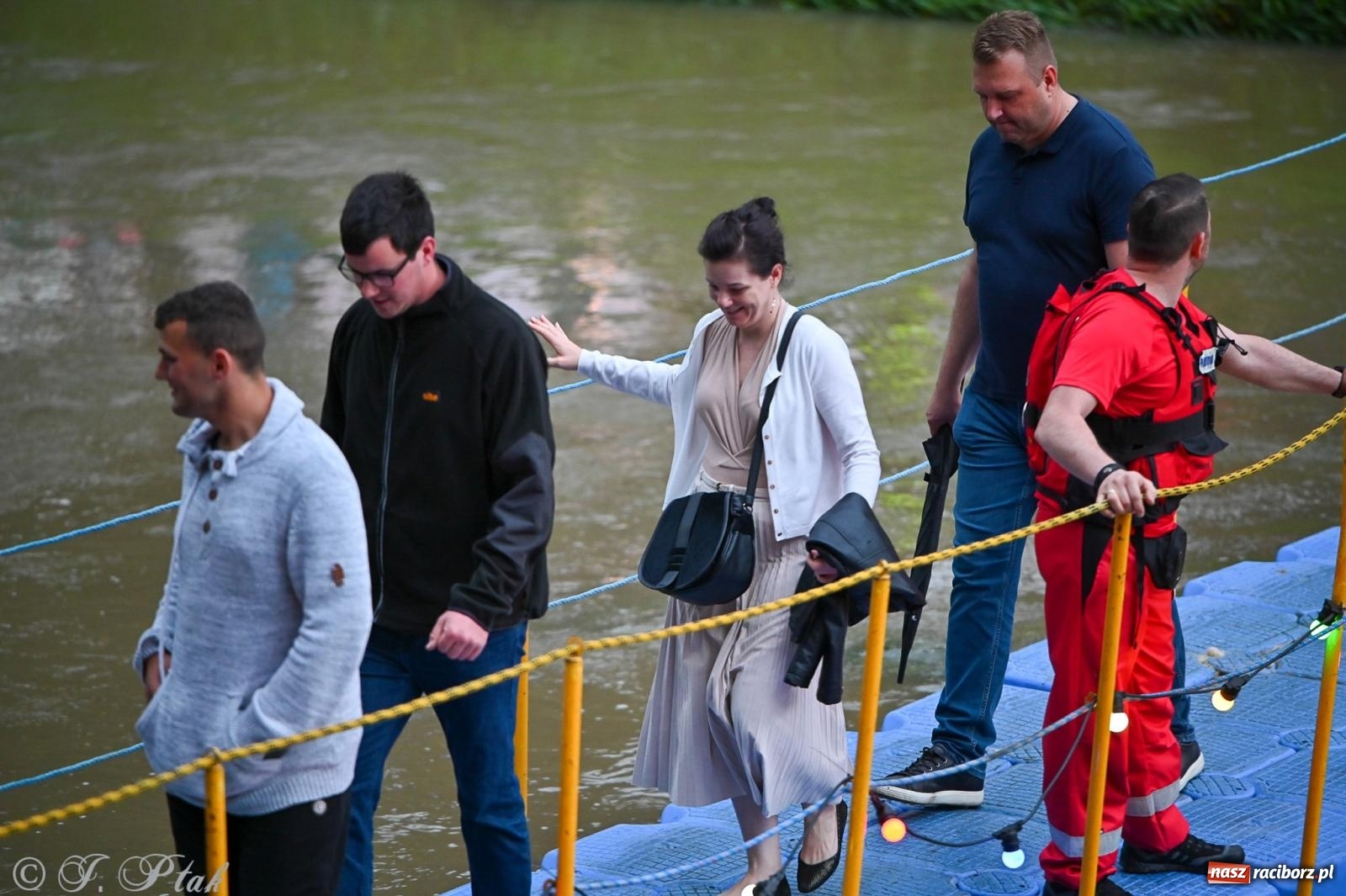 Zdjęcie w galerii na portalu naszraciborz.pl: Deszcz nie przegonił fanów – Viki Gabor i Grzegorz Hyży otworzyli Dni Raciborza [FOTO i WIDEO] wiadomości z regionu