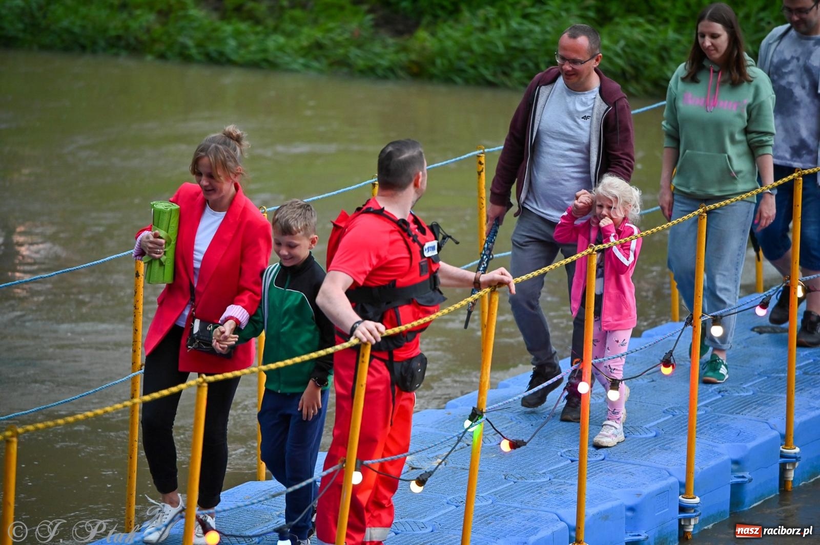 Zdjęcie w galerii na portalu naszraciborz.pl: Deszcz nie przegonił fanów – Viki Gabor i Grzegorz Hyży otworzyli Dni Raciborza [FOTO i WIDEO] wiadomości z regionu