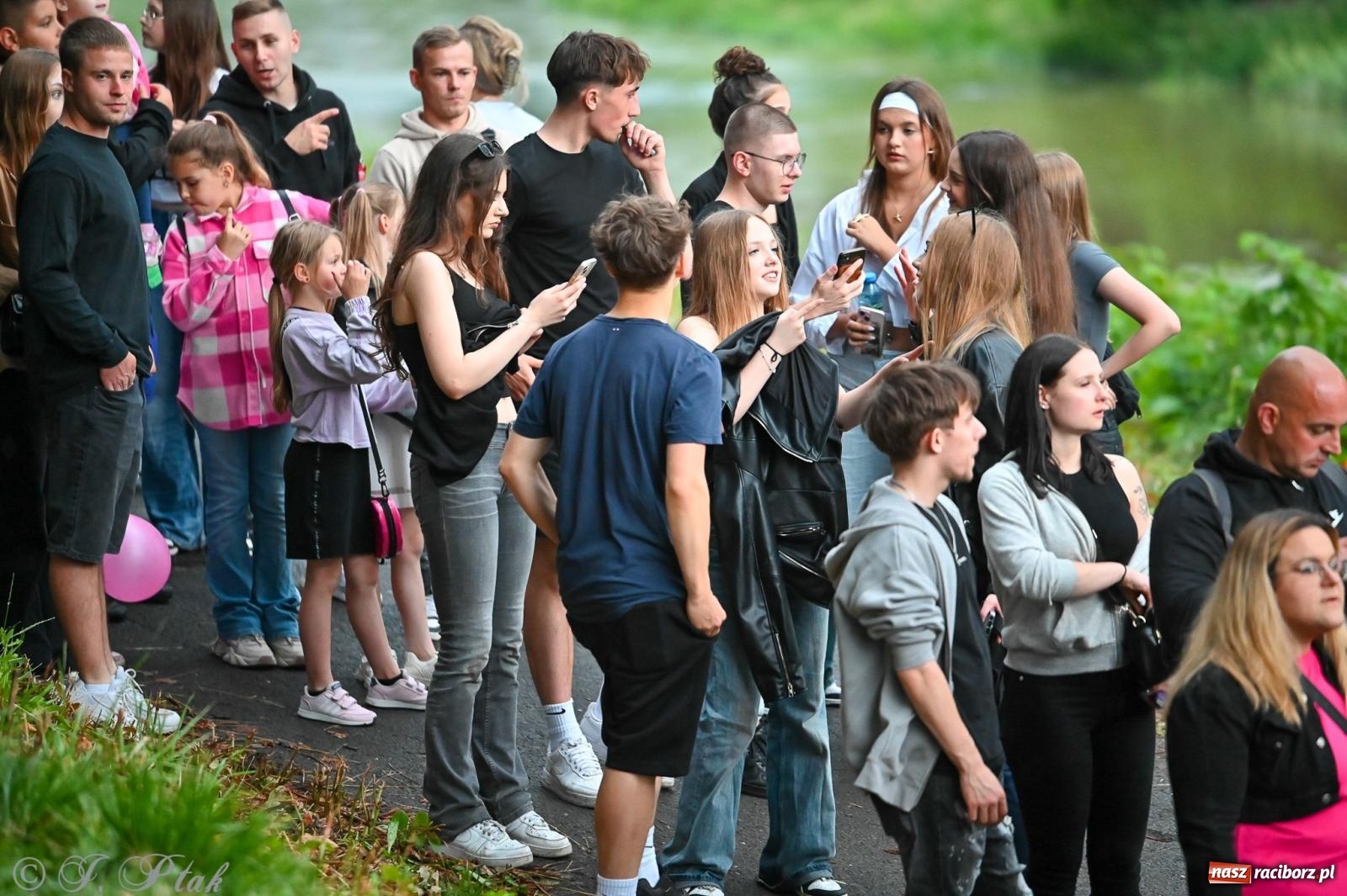 Zdjęcie w galerii na portalu naszraciborz.pl: Deszcz nie przegonił fanów – Viki Gabor i Grzegorz Hyży otworzyli Dni Raciborza [FOTO i WIDEO] wiadomości z regionu