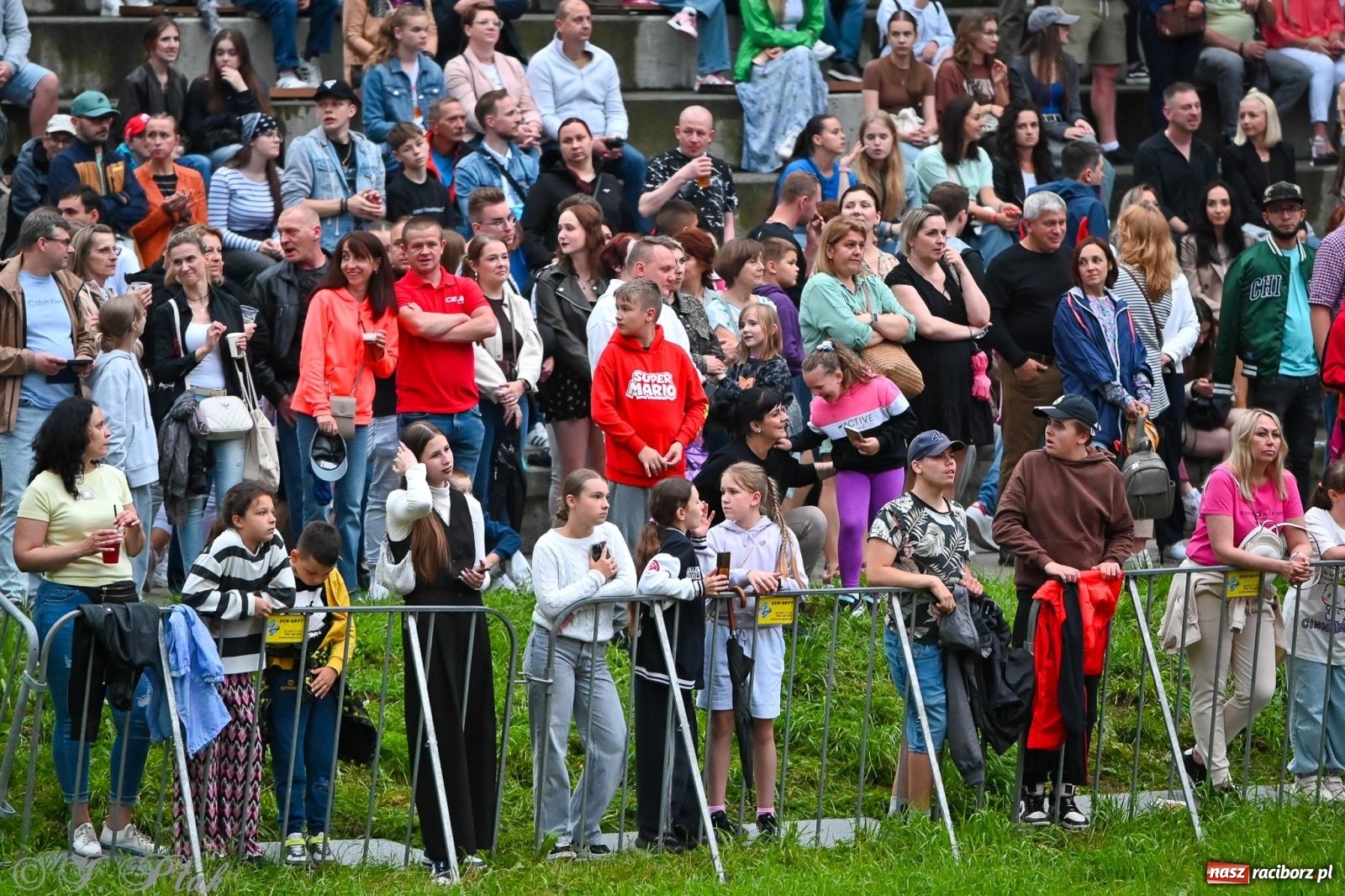 Zdjęcie w galerii na portalu naszraciborz.pl: Deszcz nie przegonił fanów – Viki Gabor i Grzegorz Hyży otworzyli Dni Raciborza [FOTO i WIDEO] wiadomości z regionu