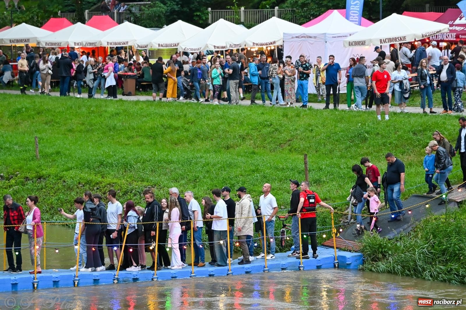 Zdjęcie w galerii na portalu naszraciborz.pl: Deszcz nie przegonił fanów – Viki Gabor i Grzegorz Hyży otworzyli Dni Raciborza [FOTO i WIDEO] wiadomości z regionu