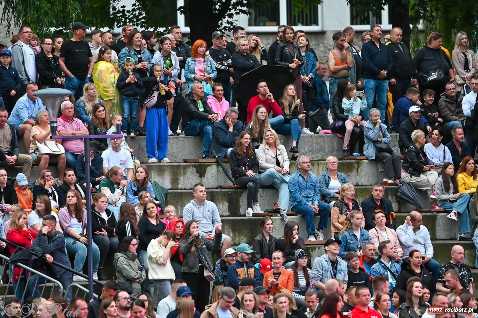 Zdjęcie w galerii na portalu naszraciborz.pl: Deszcz nie przegonił fanów – Viki Gabor i Grzegorz Hyży otworzyli Dni Raciborza [FOTO i WIDEO] wiadomości z regionu