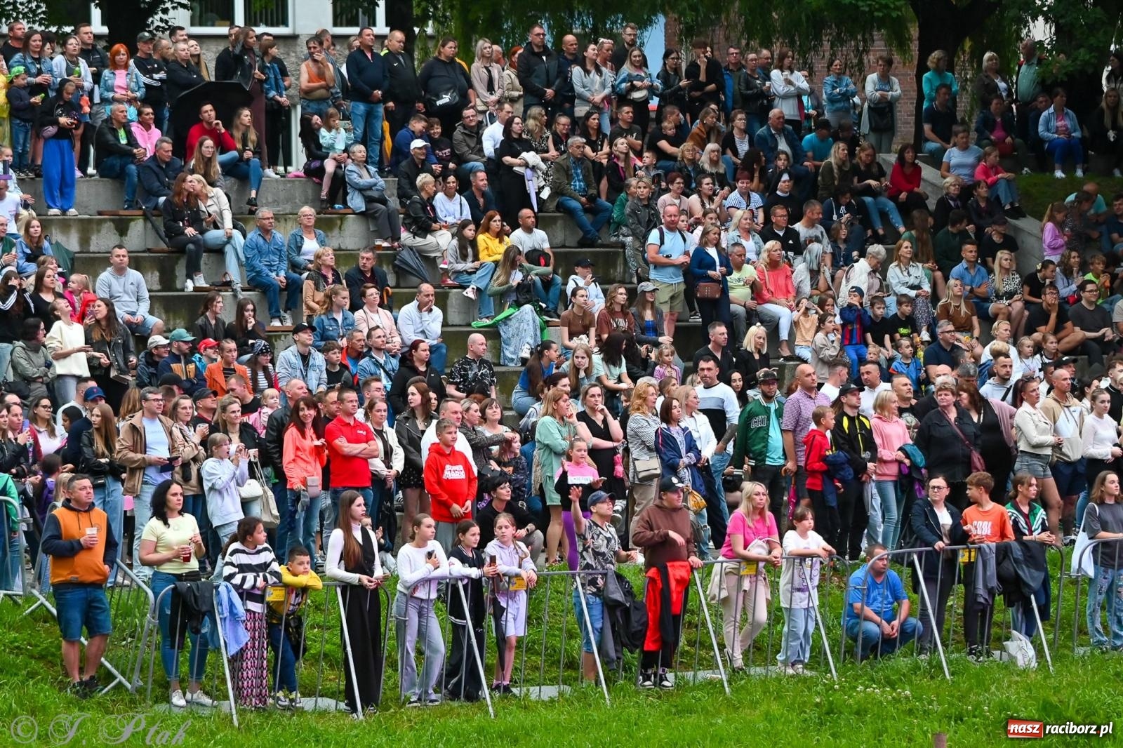 Zdjęcie w galerii na portalu naszraciborz.pl: Deszcz nie przegonił fanów – Viki Gabor i Grzegorz Hyży otworzyli Dni Raciborza [FOTO i WIDEO] wiadomości z regionu