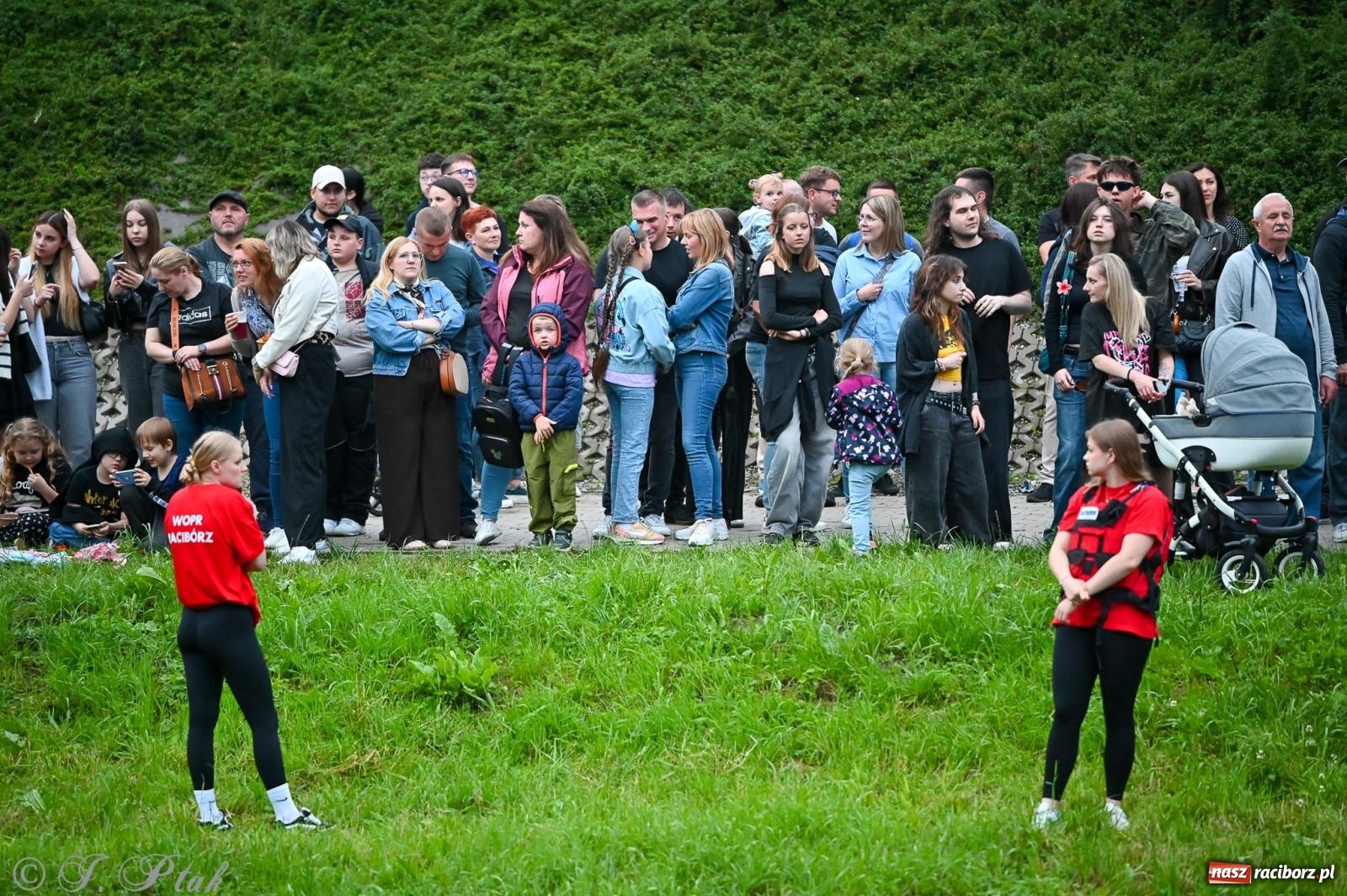 Zdjęcie w galerii na portalu naszraciborz.pl: Deszcz nie przegonił fanów – Viki Gabor i Grzegorz Hyży otworzyli Dni Raciborza [FOTO i WIDEO] wiadomości z regionu