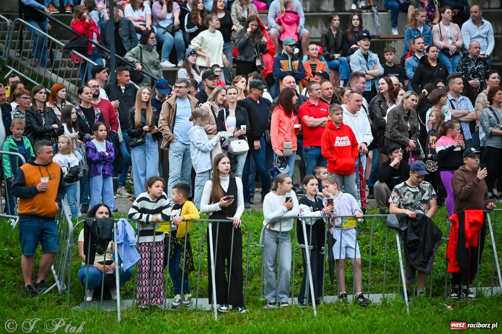 Zdjęcie w galerii na portalu naszraciborz.pl: Deszcz nie przegonił fanów – Viki Gabor i Grzegorz Hyży otworzyli Dni Raciborza [FOTO i WIDEO] wiadomości z regionu