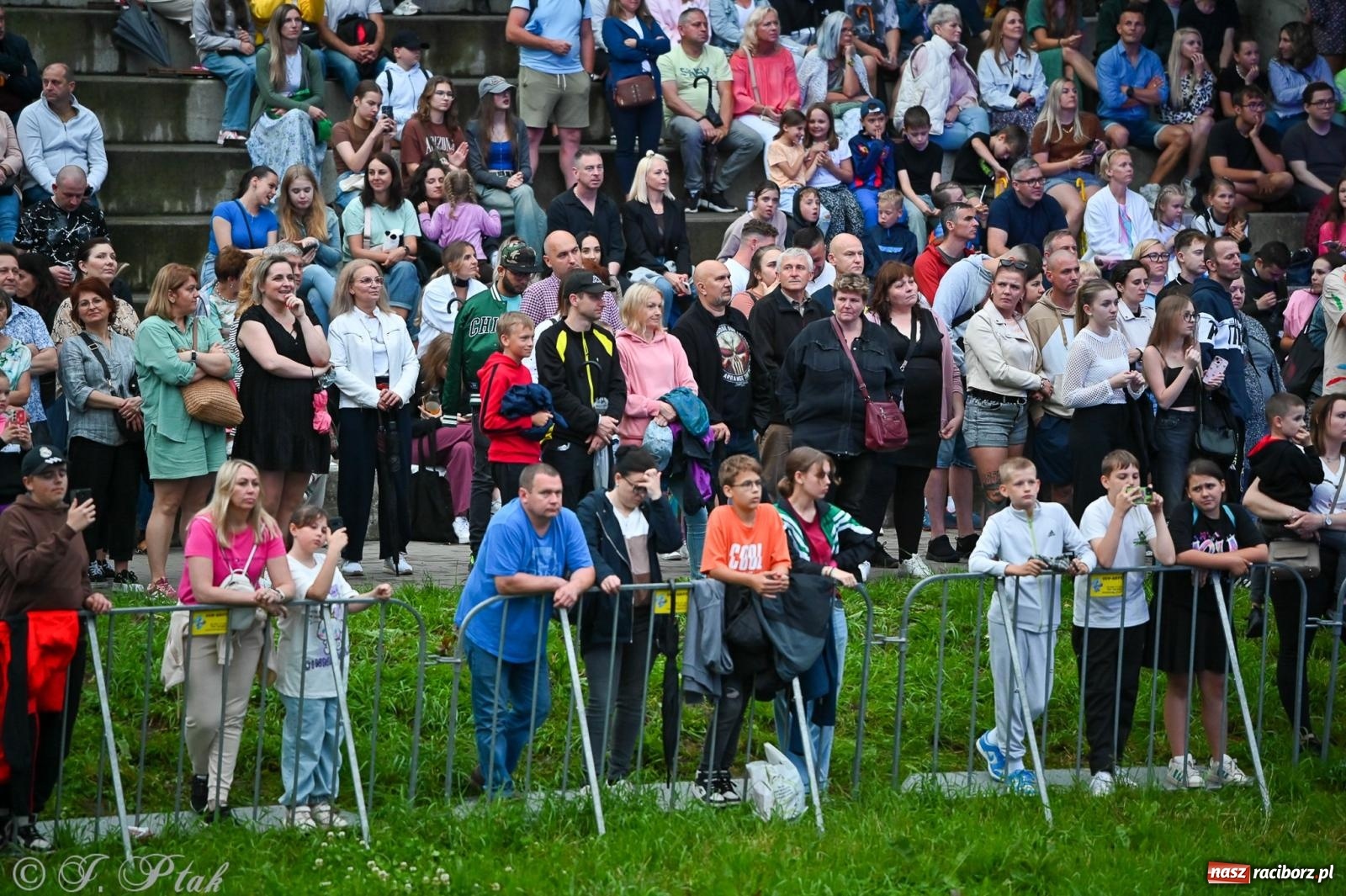 Zdjęcie w galerii na portalu naszraciborz.pl: Deszcz nie przegonił fanów – Viki Gabor i Grzegorz Hyży otworzyli Dni Raciborza [FOTO i WIDEO] wiadomości z regionu