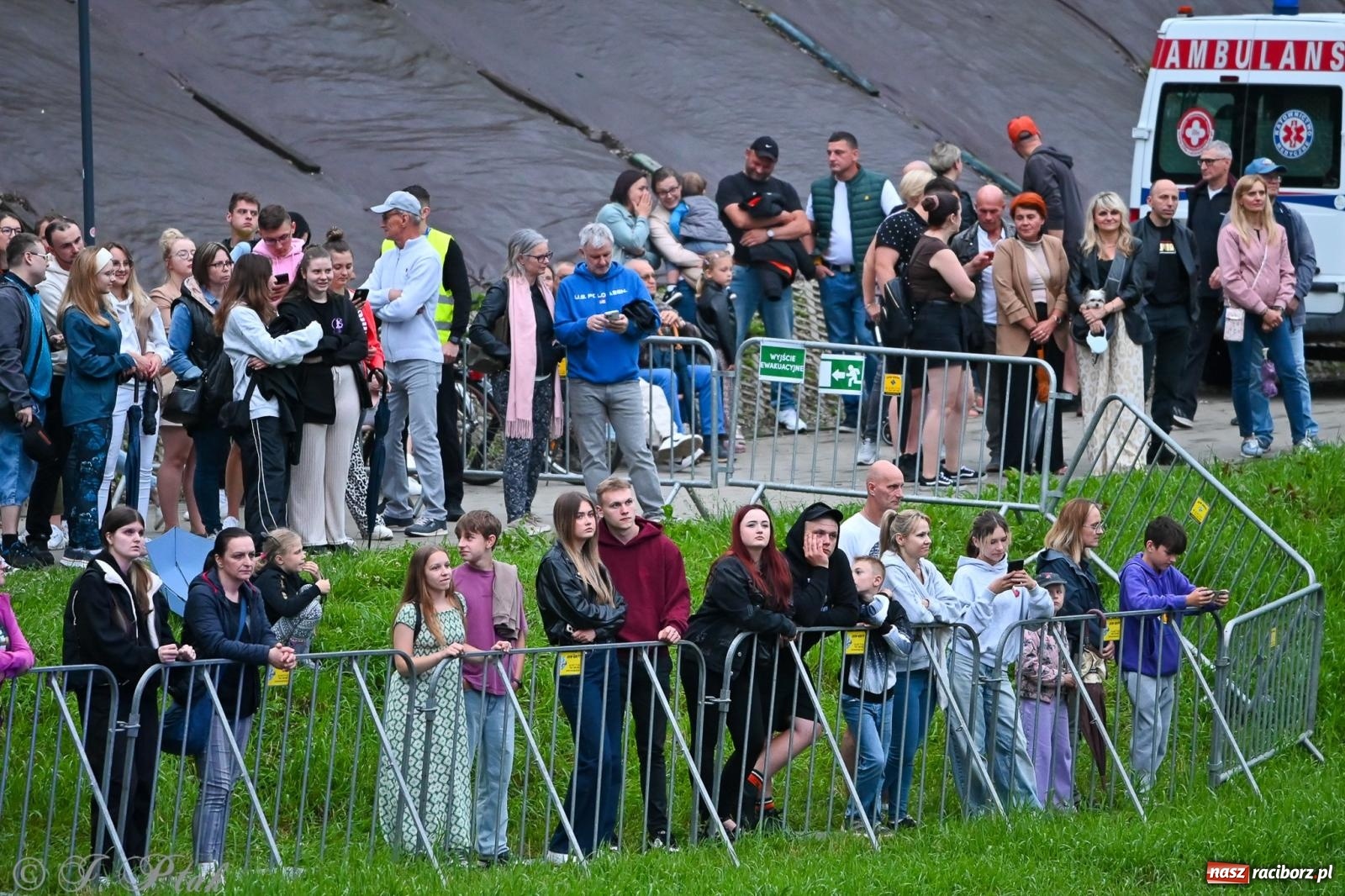 Zdjęcie w galerii na portalu naszraciborz.pl: Deszcz nie przegonił fanów – Viki Gabor i Grzegorz Hyży otworzyli Dni Raciborza [FOTO i WIDEO] wiadomości z regionu