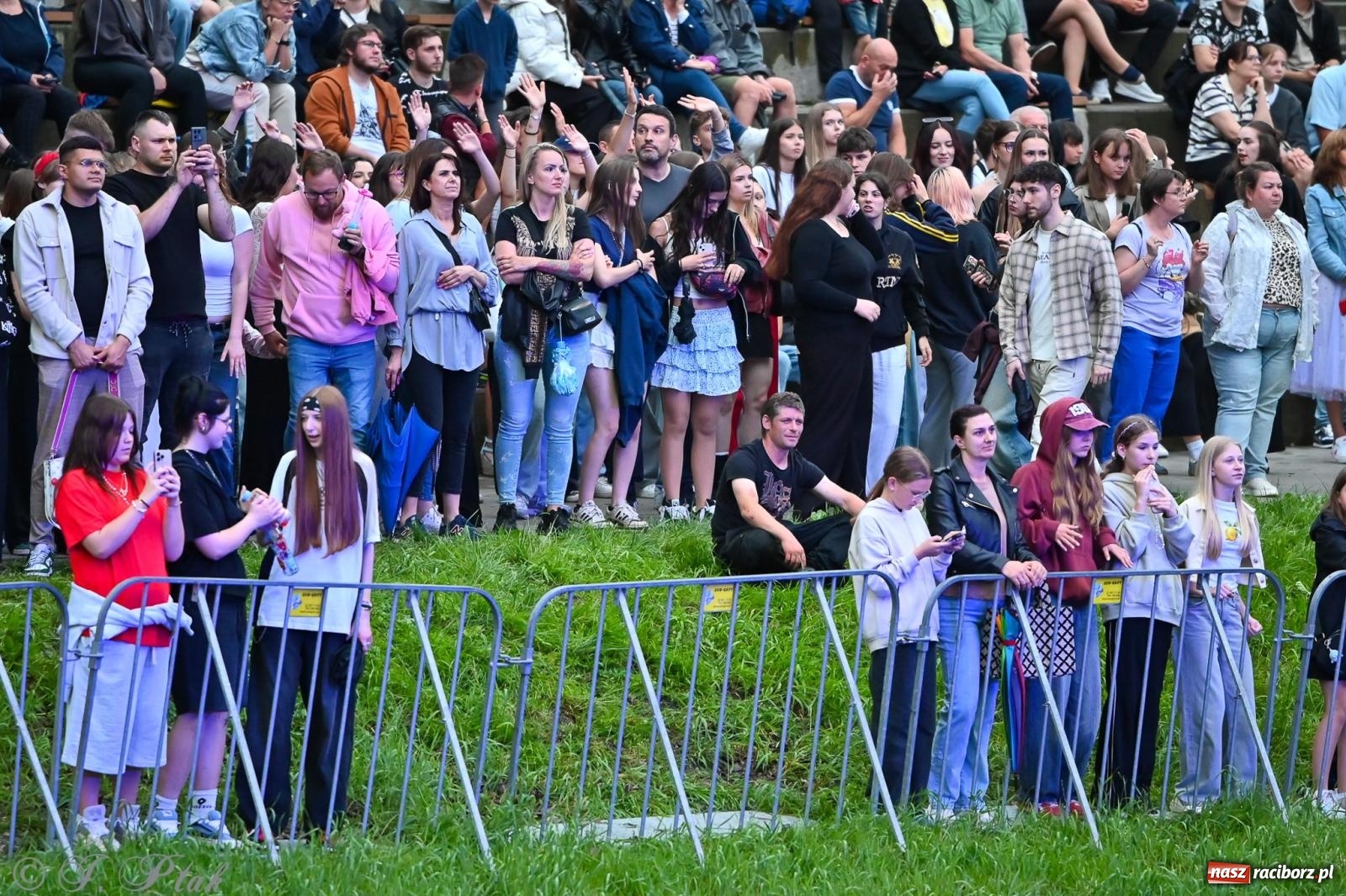 Zdjęcie w galerii na portalu naszraciborz.pl: Deszcz nie przegonił fanów – Viki Gabor i Grzegorz Hyży otworzyli Dni Raciborza [FOTO i WIDEO] wiadomości z regionu