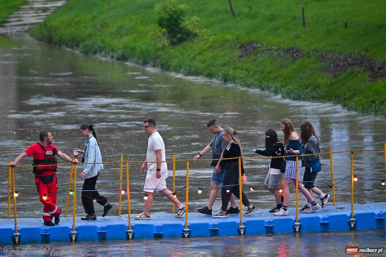 Zdjęcie w galerii na portalu naszraciborz.pl: Deszcz nie przegonił fanów – Viki Gabor i Grzegorz Hyży otworzyli Dni Raciborza [FOTO i WIDEO] wiadomości z regionu