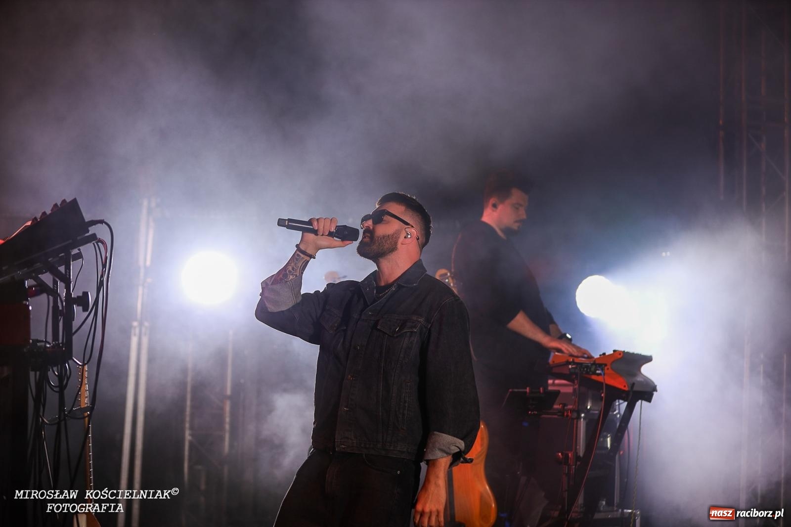 Zdjęcie w galerii na portalu naszraciborz.pl: Deszcz nie przegonił fanów – Viki Gabor i Grzegorz Hyży otworzyli Dni Raciborza [FOTO i WIDEO] wiadomości z regionu