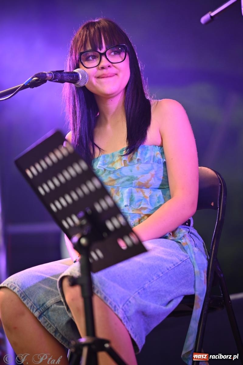 Zdjęcie w galerii na portalu naszraciborz.pl: Deszcz nie przegonił fanów – Viki Gabor i Grzegorz Hyży otworzyli Dni Raciborza [FOTO i WIDEO] wiadomości z regionu