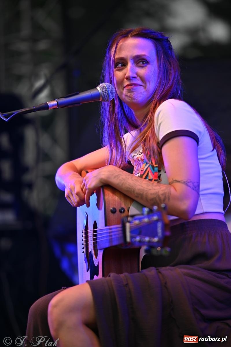 Zdjęcie w galerii na portalu naszraciborz.pl: Deszcz nie przegonił fanów – Viki Gabor i Grzegorz Hyży otworzyli Dni Raciborza [FOTO i WIDEO] wiadomości z regionu