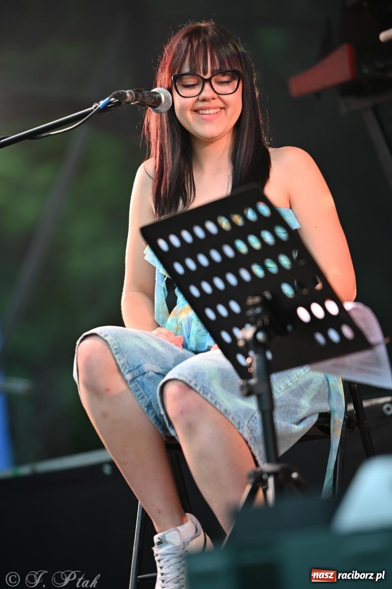 Zdjęcie w galerii na portalu naszraciborz.pl: Deszcz nie przegonił fanów – Viki Gabor i Grzegorz Hyży otworzyli Dni Raciborza [FOTO i WIDEO] wiadomości z regionu