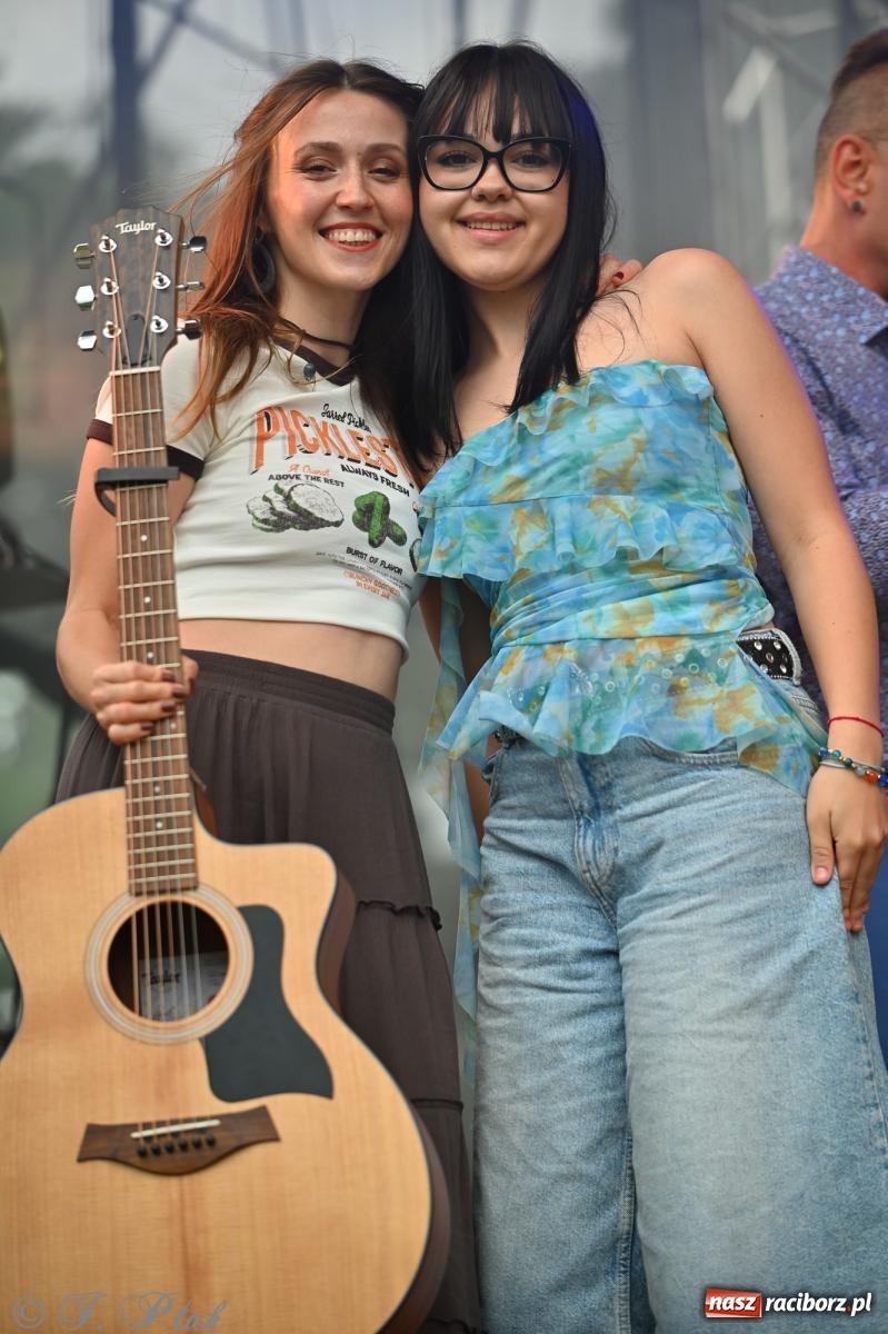 Zdjęcie w galerii na portalu naszraciborz.pl: Deszcz nie przegonił fanów – Viki Gabor i Grzegorz Hyży otworzyli Dni Raciborza [FOTO i WIDEO] wiadomości z regionu