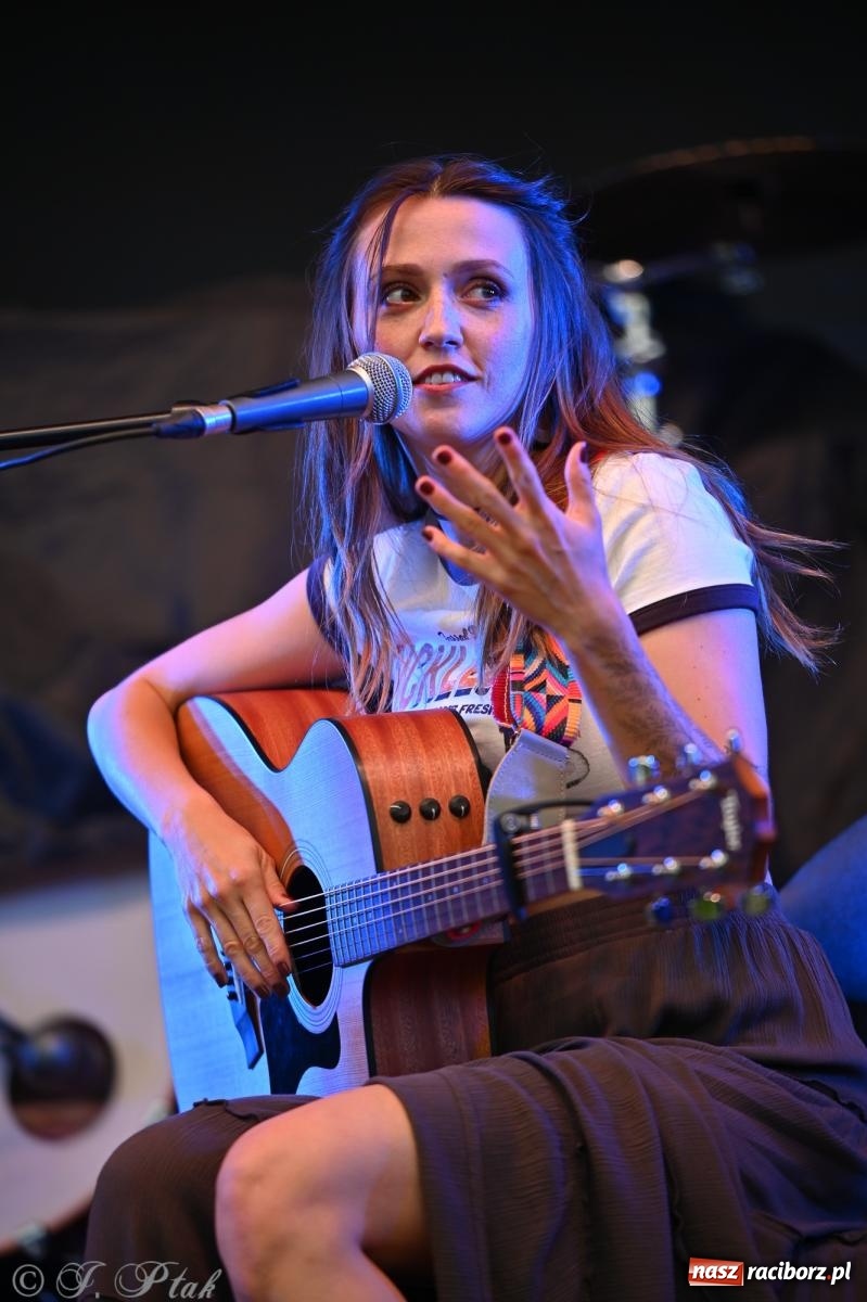 Zdjęcie w galerii na portalu naszraciborz.pl: Deszcz nie przegonił fanów – Viki Gabor i Grzegorz Hyży otworzyli Dni Raciborza [FOTO i WIDEO] wiadomości z regionu