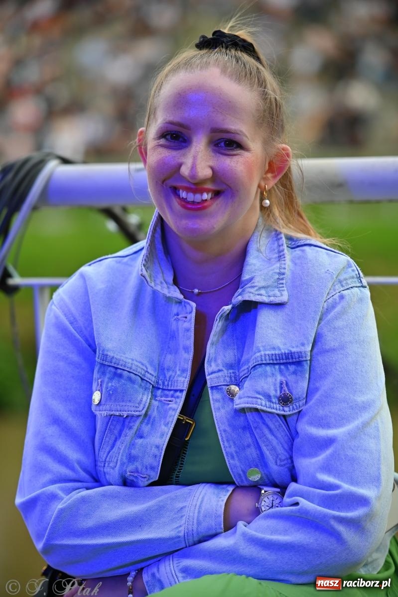 Zdjęcie w galerii na portalu naszraciborz.pl: Deszcz nie przegonił fanów – Viki Gabor i Grzegorz Hyży otworzyli Dni Raciborza [FOTO i WIDEO] wiadomości z regionu