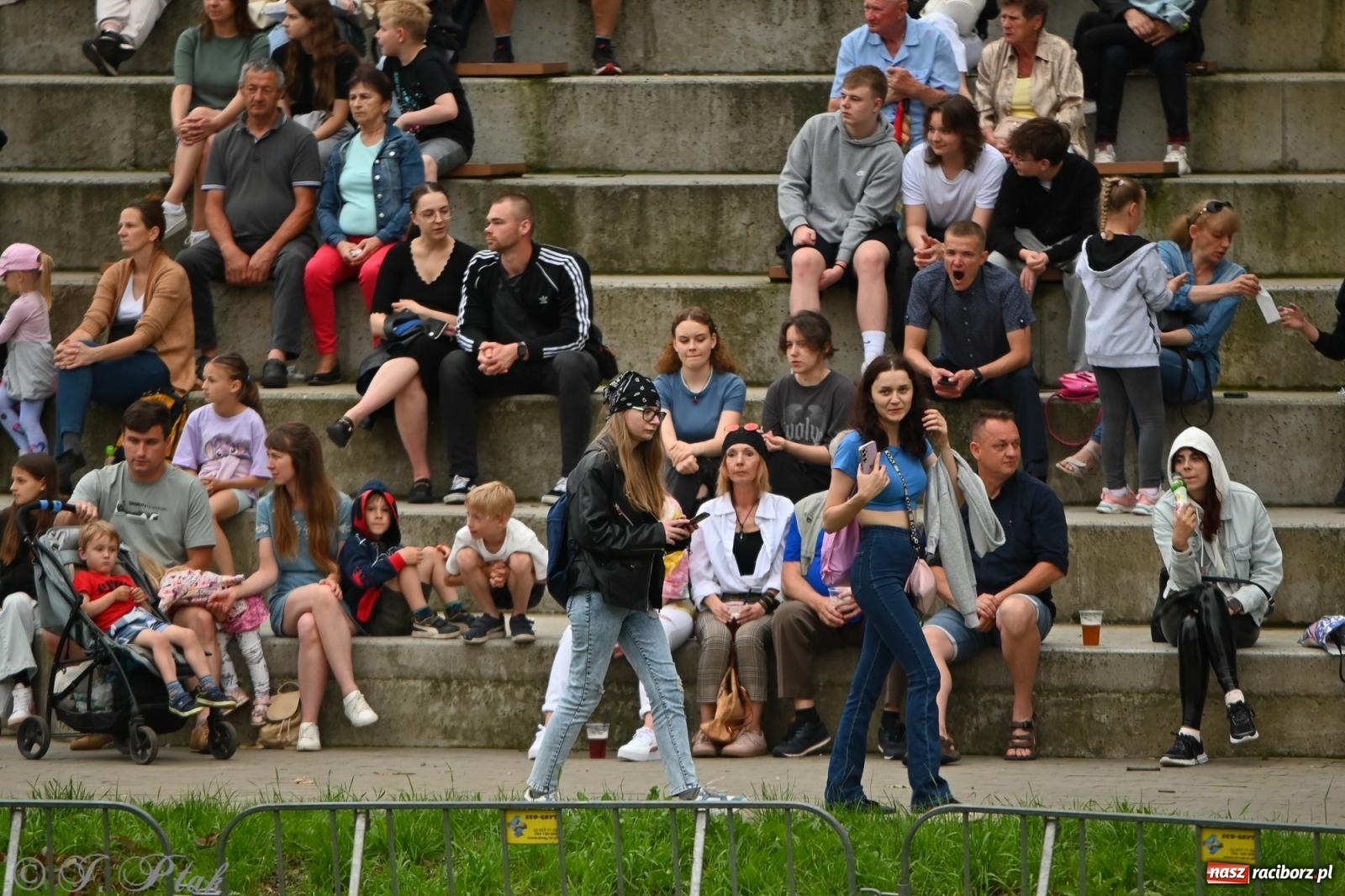 Zdjęcie w galerii na portalu naszraciborz.pl: Deszcz nie przegonił fanów – Viki Gabor i Grzegorz Hyży otworzyli Dni Raciborza [FOTO i WIDEO] wiadomości z regionu