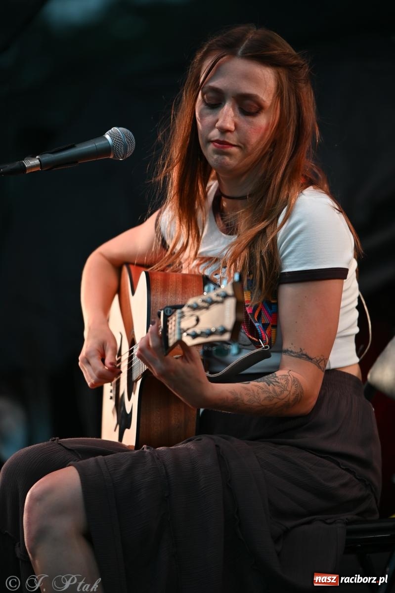 Zdjęcie w galerii na portalu naszraciborz.pl: Deszcz nie przegonił fanów – Viki Gabor i Grzegorz Hyży otworzyli Dni Raciborza [FOTO i WIDEO] wiadomości z regionu