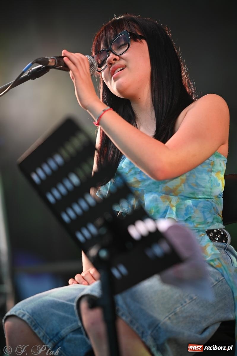 Zdjęcie w galerii na portalu naszraciborz.pl: Deszcz nie przegonił fanów – Viki Gabor i Grzegorz Hyży otworzyli Dni Raciborza [FOTO i WIDEO] wiadomości z regionu