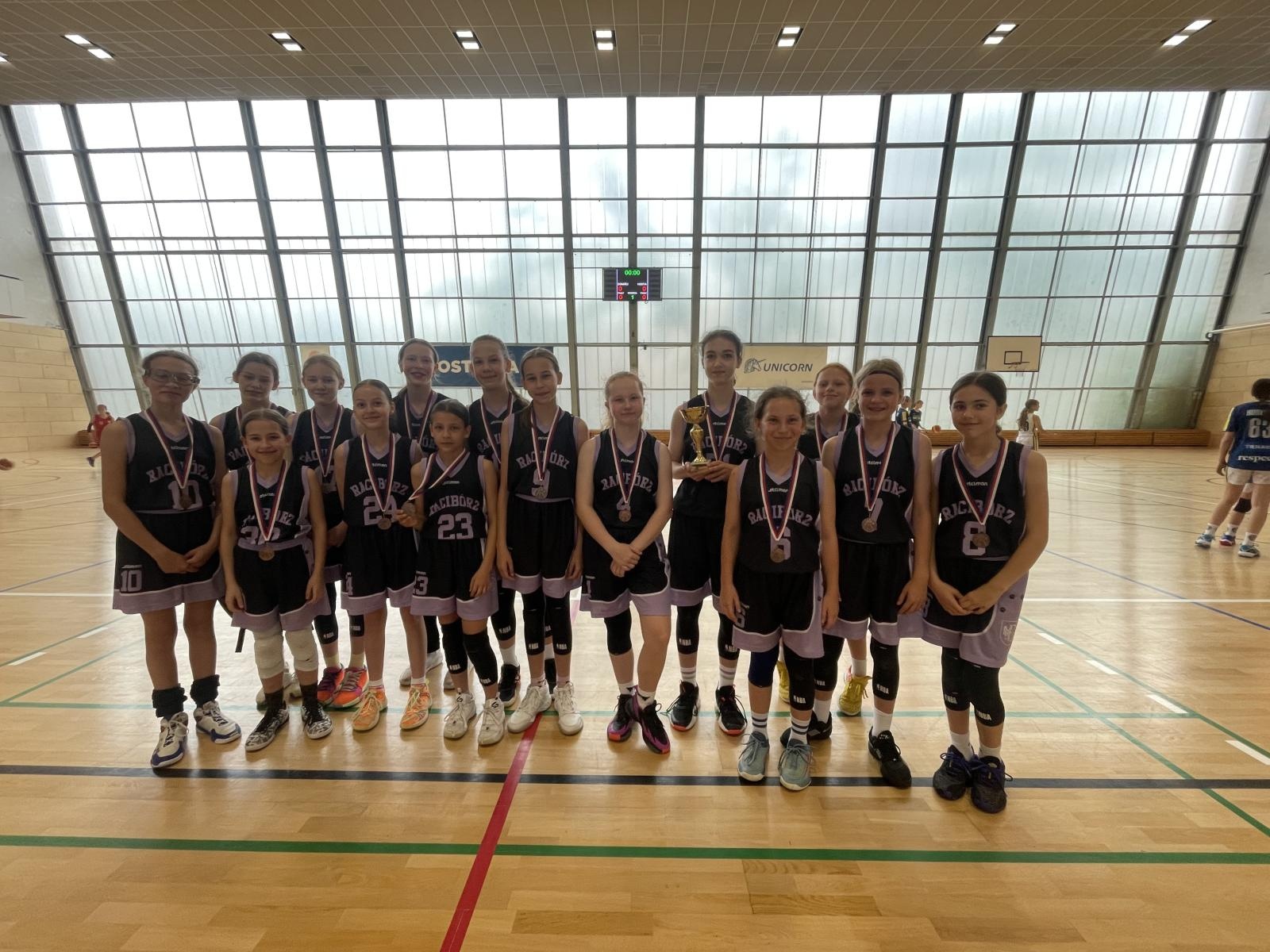 Zdjęcie w galerii na portalu naszraciborz.pl: Koszykówka. MiniBasketball Racibórz z brązowym medalem na Ostrava Cup wiadomości z regionu