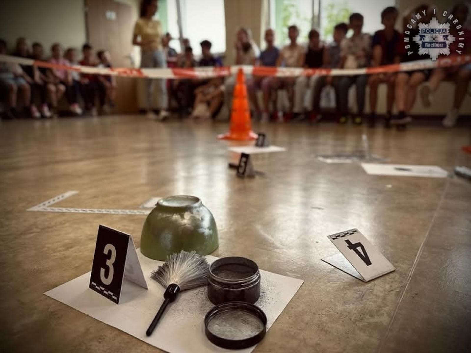 Zdjęcie w galerii na portalu naszraciborz.pl: Ślady, odciski i walizka technika – uczniowie poznali tajniki kryminalistyki wiadomości z regionu