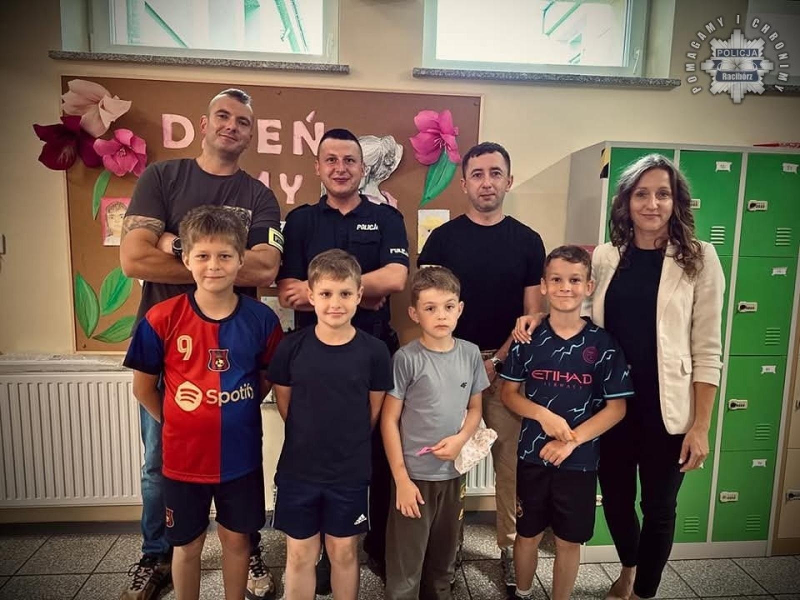 Zdjęcie w galerii na portalu naszraciborz.pl: Ślady, odciski i walizka technika – uczniowie poznali tajniki kryminalistyki wiadomości z regionu