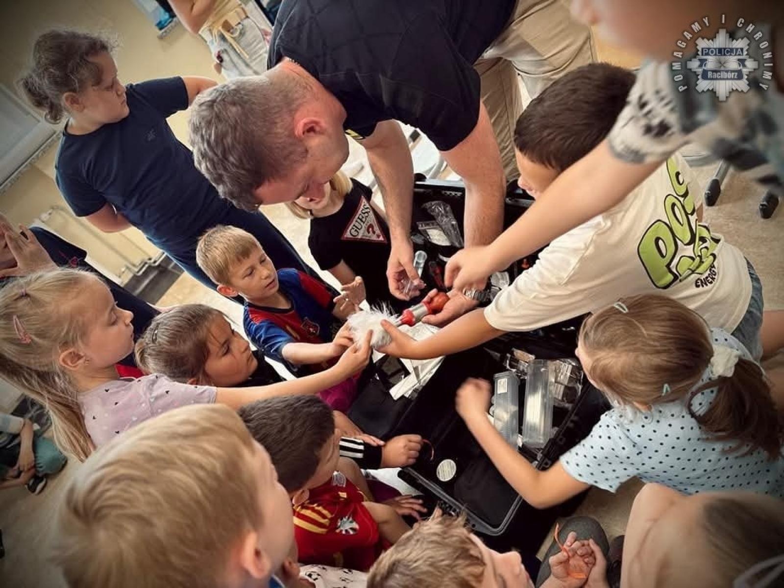 Zdjęcie w galerii na portalu naszraciborz.pl: Ślady, odciski i walizka technika – uczniowie poznali tajniki kryminalistyki wiadomości z regionu