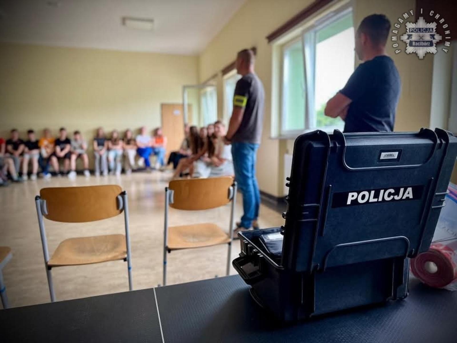 Zdjęcie w galerii na portalu naszraciborz.pl: Ślady, odciski i walizka technika – uczniowie poznali tajniki kryminalistyki wiadomości z regionu