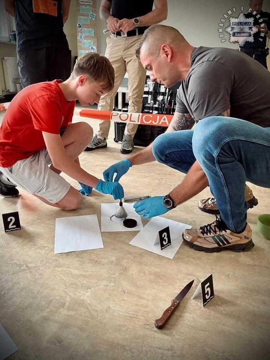 Zdjęcie w galerii na portalu naszraciborz.pl: Ślady, odciski i walizka technika – uczniowie poznali tajniki kryminalistyki wiadomości z regionu