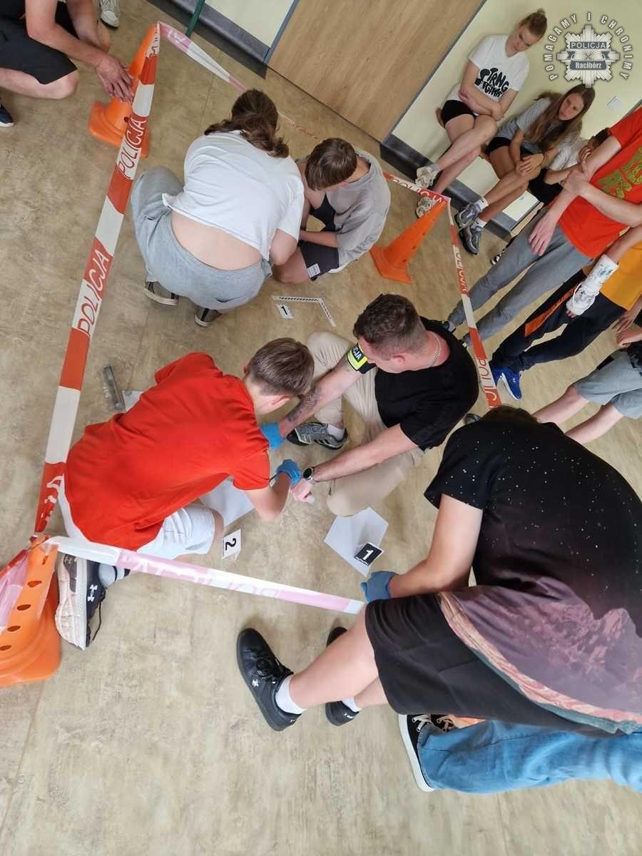 Zdjęcie w galerii na portalu naszraciborz.pl: Ślady, odciski i walizka technika – uczniowie poznali tajniki kryminalistyki wiadomości z regionu