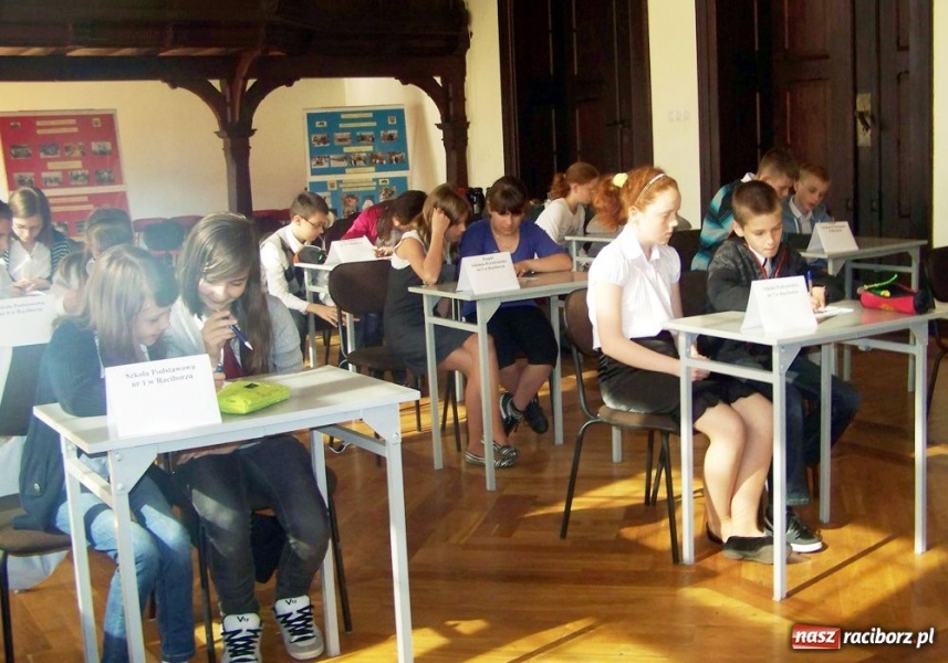 Zdjęcie w galerii na portalu naszraciborz.pl: I Międzyszkolny Konkurs Wiedzy o JPII wiadomości z regionu