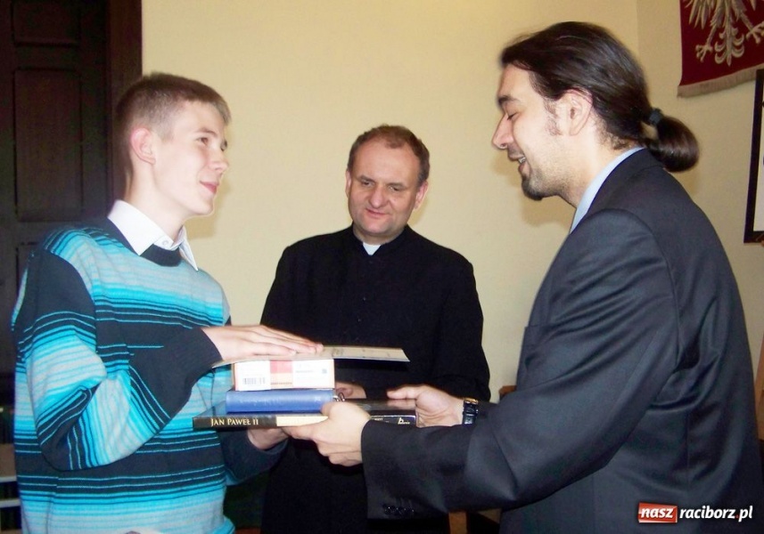 Zdjęcie w galerii na portalu naszraciborz.pl: I Międzyszkolny Konkurs Wiedzy o JPII wiadomości z regionu