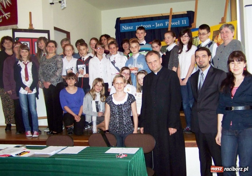 Zdjęcie w galerii na portalu naszraciborz.pl: I Międzyszkolny Konkurs Wiedzy o JPII wiadomości z regionu