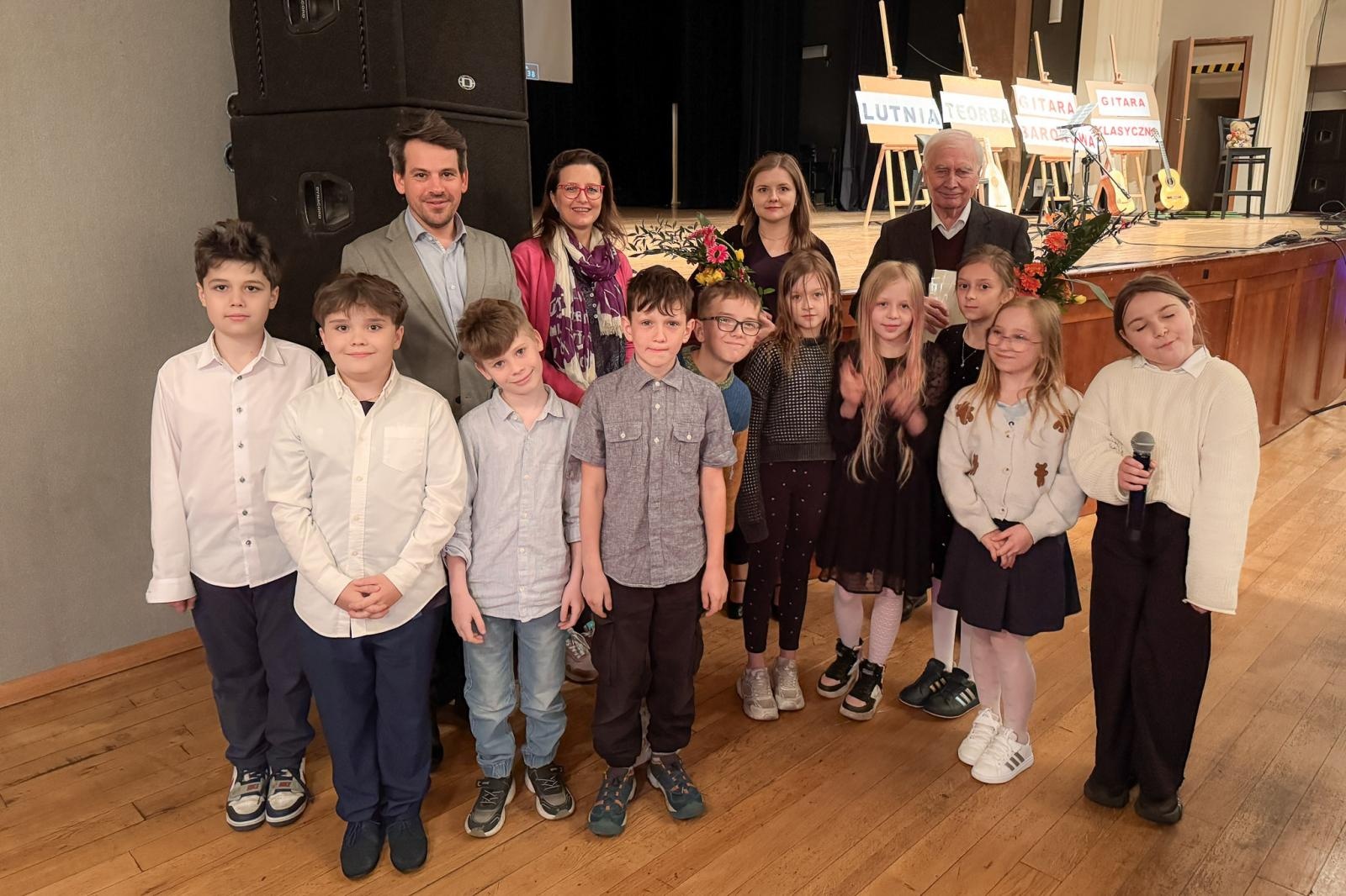 Zdjęcie w galerii na portalu naszraciborz.pl: LUTNIA, TEORBA, gitara barokowa na koncertach umuzykalniających w RCK – czym różnią się od współczesnych gitar? wiadomości z regionu