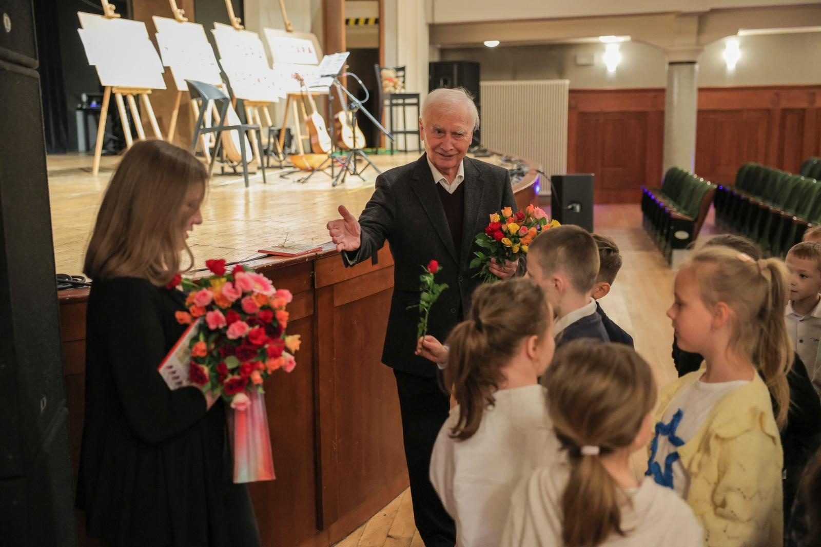 Zdjęcie w galerii na portalu naszraciborz.pl: LUTNIA, TEORBA, gitara barokowa na koncertach umuzykalniających w RCK – czym różnią się od współczesnych gitar? wiadomości z regionu