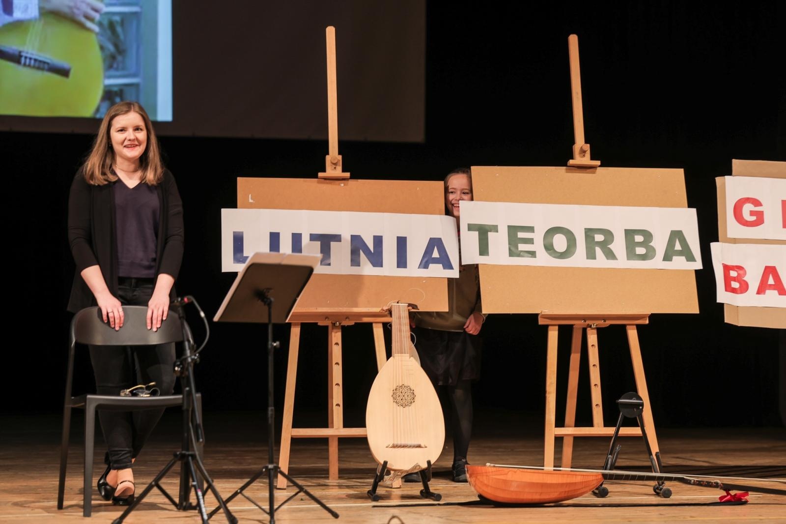 Zdjęcie w galerii na portalu naszraciborz.pl: LUTNIA, TEORBA, gitara barokowa na koncertach umuzykalniających w RCK – czym różnią się od współczesnych gitar? wiadomości z regionu