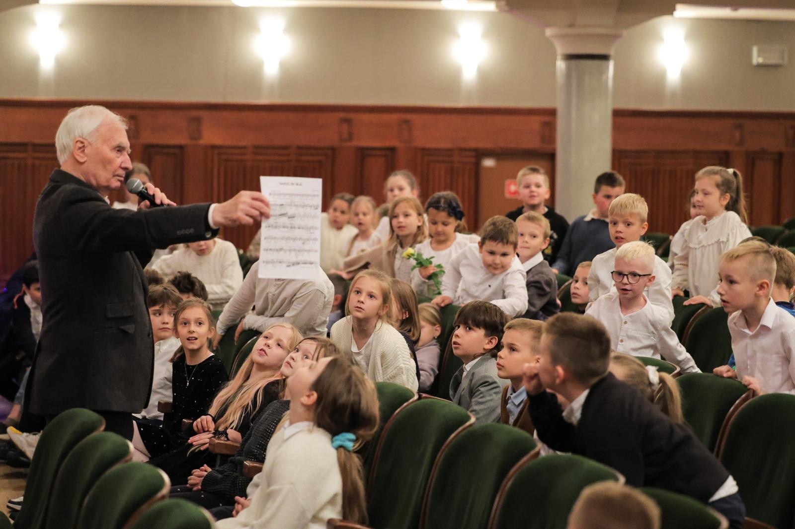 Zdjęcie w galerii na portalu naszraciborz.pl: LUTNIA, TEORBA, gitara barokowa na koncertach umuzykalniających w RCK – czym różnią się od współczesnych gitar? wiadomości z regionu
