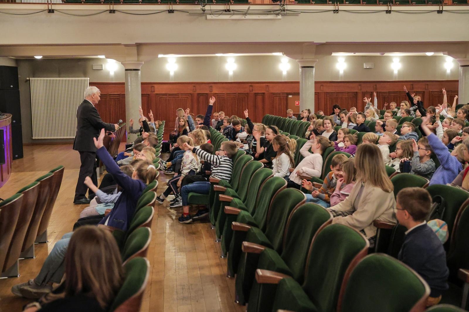 Zdjęcie w galerii na portalu naszraciborz.pl: LUTNIA, TEORBA, gitara barokowa na koncertach umuzykalniających w RCK – czym różnią się od współczesnych gitar? wiadomości z regionu