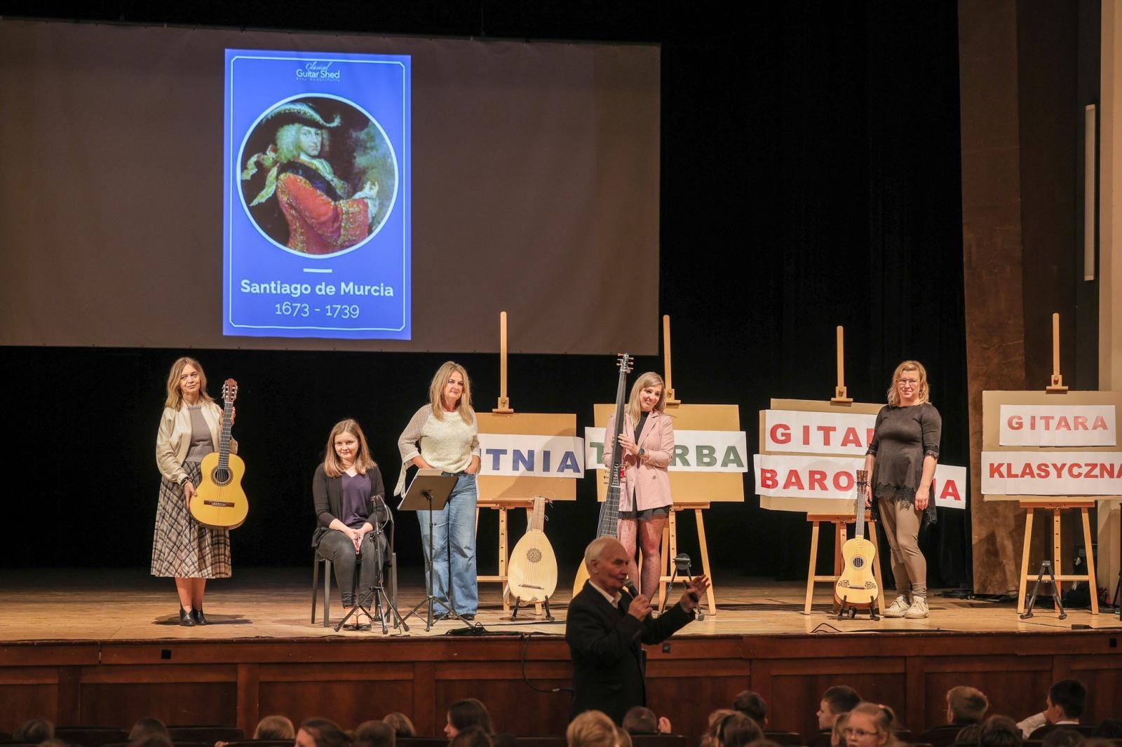 Zdjęcie w galerii na portalu naszraciborz.pl: LUTNIA, TEORBA, gitara barokowa na koncertach umuzykalniających w RCK – czym różnią się od współczesnych gitar? wiadomości z regionu
