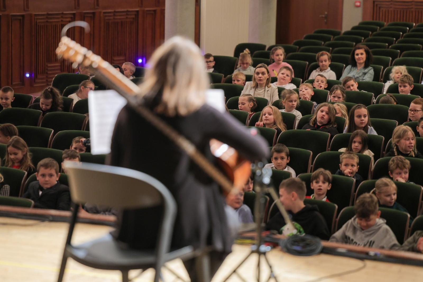 Zdjęcie w galerii na portalu naszraciborz.pl: LUTNIA, TEORBA, gitara barokowa na koncertach umuzykalniających w RCK – czym różnią się od współczesnych gitar? wiadomości z regionu