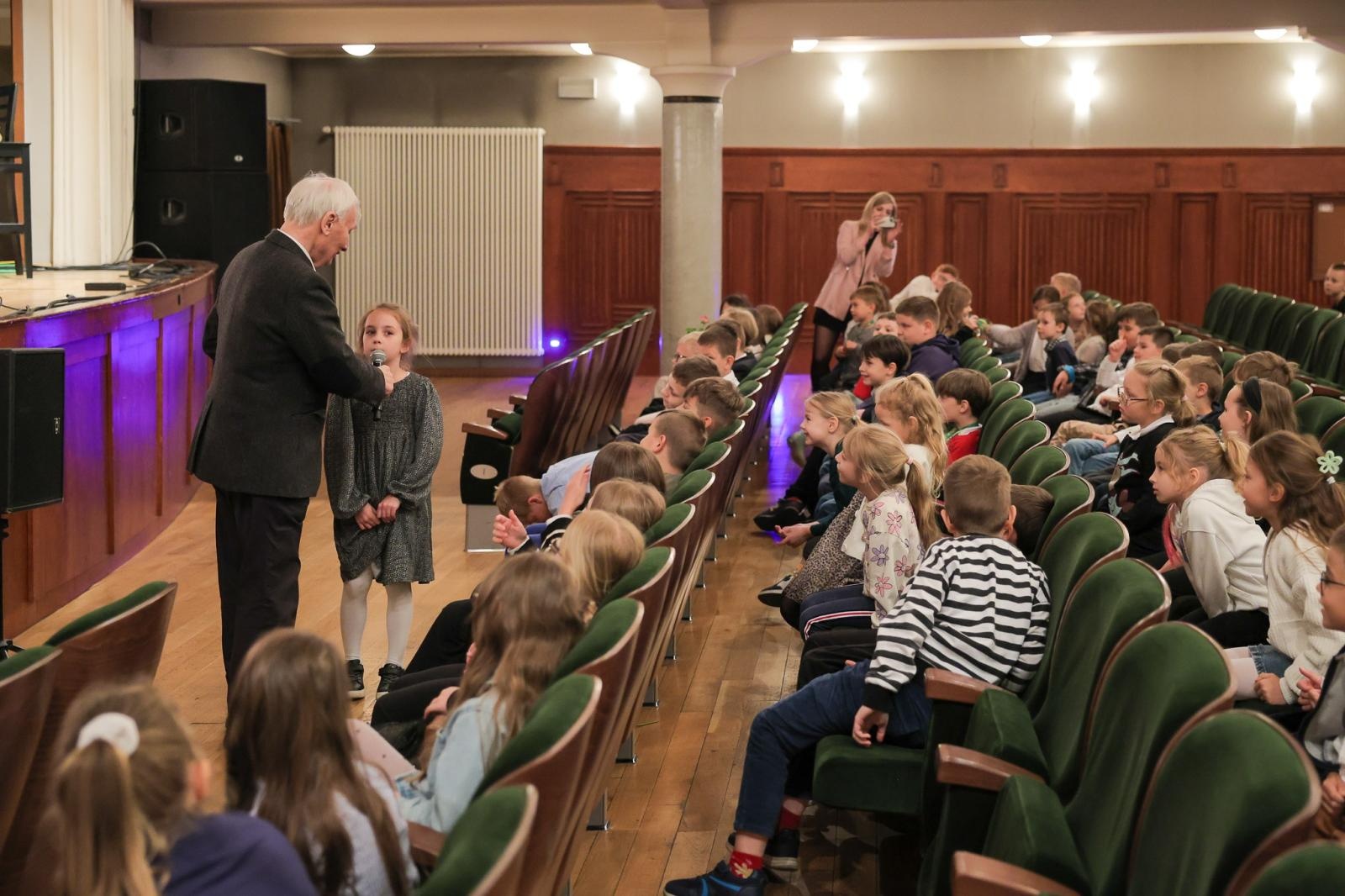 Zdjęcie w galerii na portalu naszraciborz.pl: LUTNIA, TEORBA, gitara barokowa na koncertach umuzykalniających w RCK – czym różnią się od współczesnych gitar? wiadomości z regionu