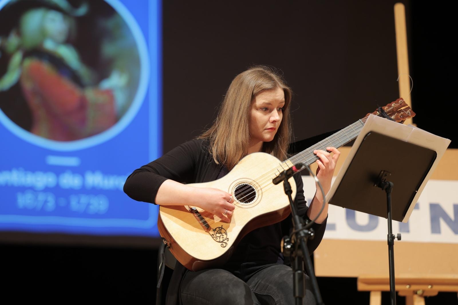 Zdjęcie w galerii na portalu naszraciborz.pl: LUTNIA, TEORBA, gitara barokowa na koncertach umuzykalniających w RCK – czym różnią się od współczesnych gitar? wiadomości z regionu