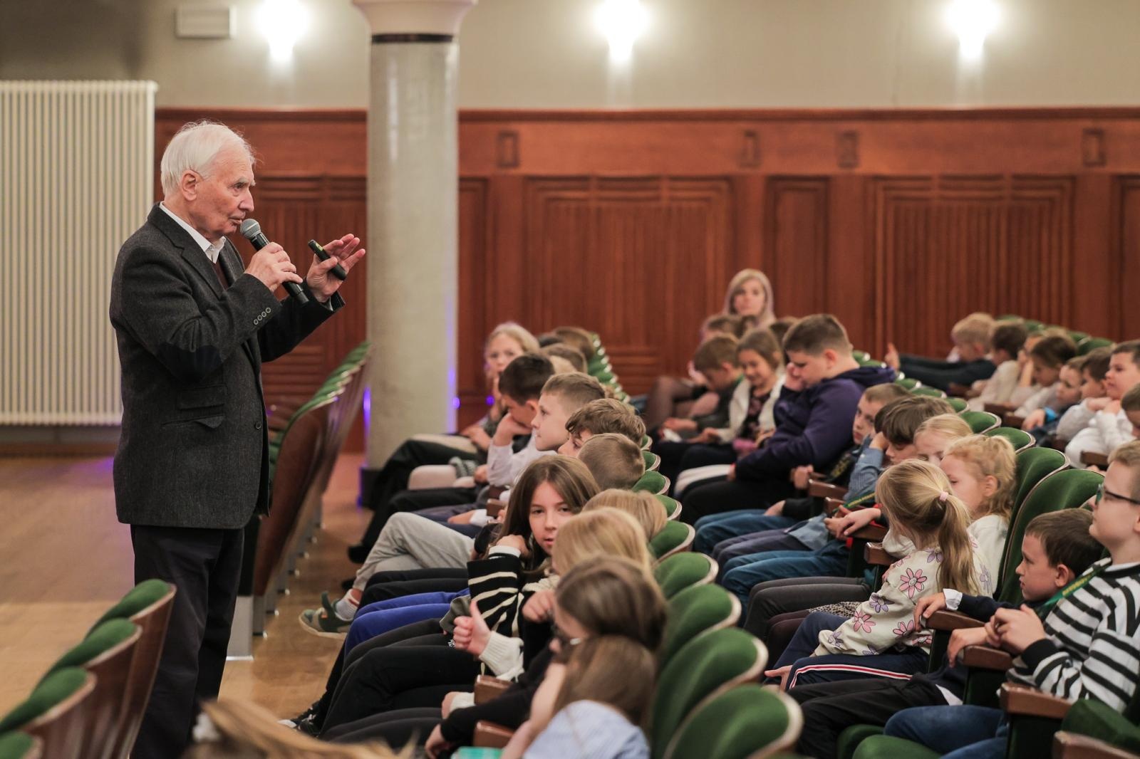 Zdjęcie w galerii na portalu naszraciborz.pl: LUTNIA, TEORBA, gitara barokowa na koncertach umuzykalniających w RCK – czym różnią się od współczesnych gitar? wiadomości z regionu