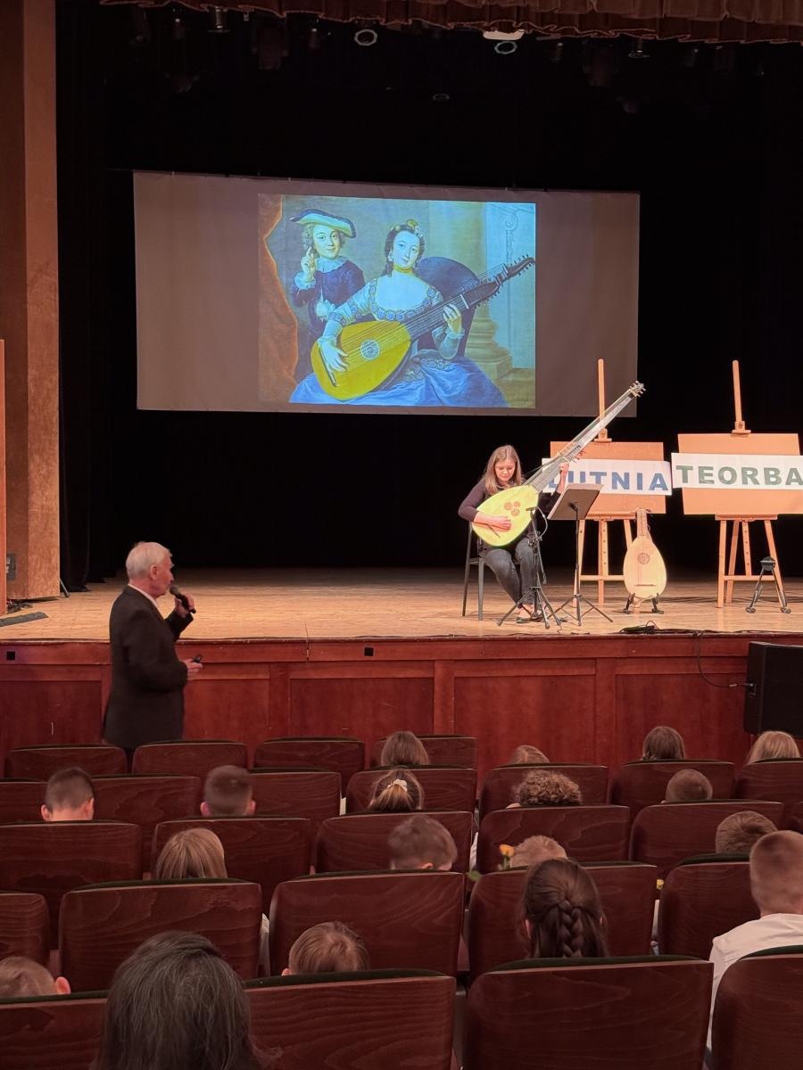 Zdjęcie w galerii na portalu naszraciborz.pl: LUTNIA, TEORBA, gitara barokowa na koncertach umuzykalniających w RCK – czym różnią się od współczesnych gitar? wiadomości z regionu