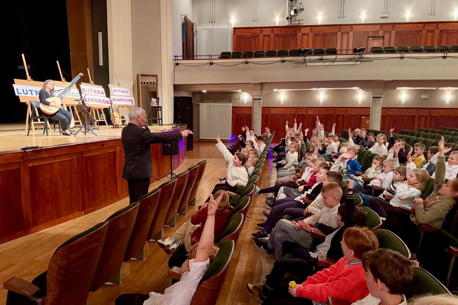Zdjęcie w galerii na portalu naszraciborz.pl: LUTNIA, TEORBA, gitara barokowa na koncertach umuzykalniających w RCK – czym różnią się od współczesnych gitar? wiadomości z regionu