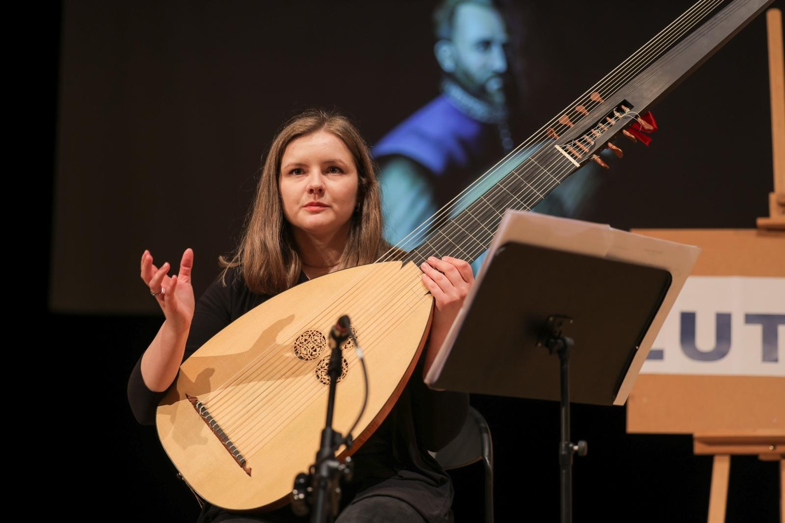 Zdjęcie w galerii na portalu naszraciborz.pl: LUTNIA, TEORBA, gitara barokowa na koncertach umuzykalniających w RCK – czym różnią się od współczesnych gitar? wiadomości z regionu