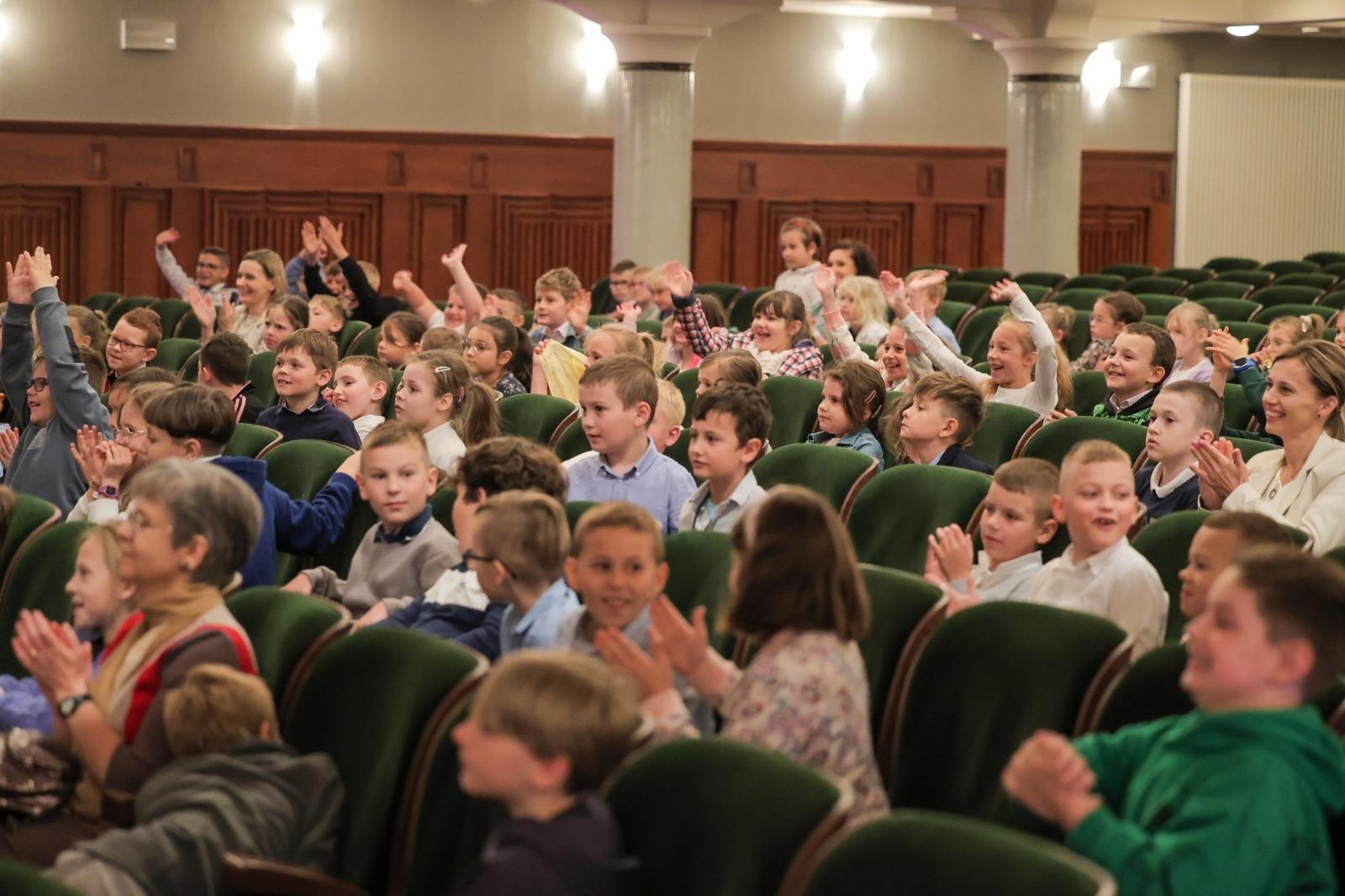 Zdjęcie w galerii na portalu naszraciborz.pl: LUTNIA, TEORBA, gitara barokowa na koncertach umuzykalniających w RCK – czym różnią się od współczesnych gitar? wiadomości z regionu
