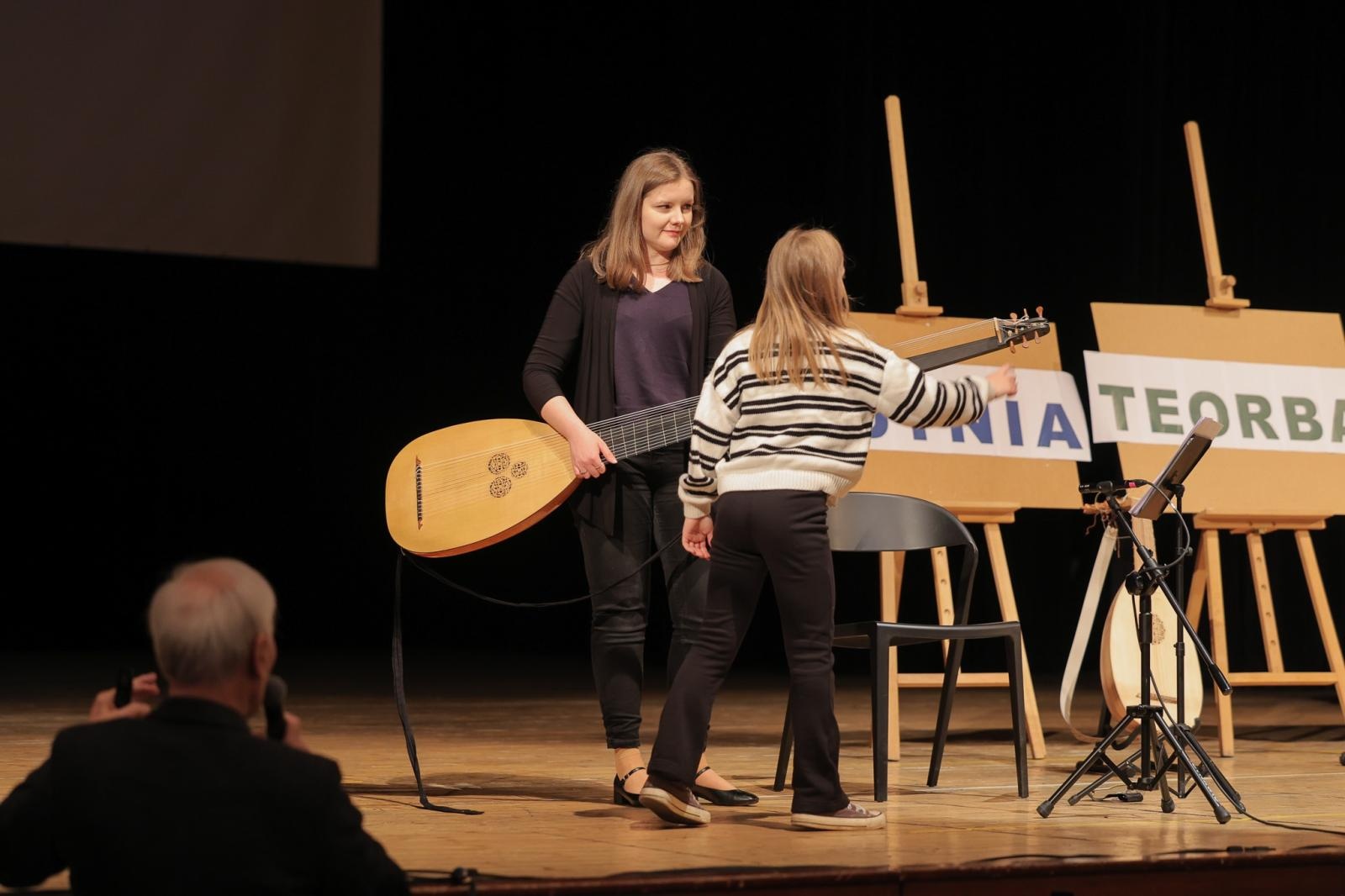 Zdjęcie w galerii na portalu naszraciborz.pl: LUTNIA, TEORBA, gitara barokowa na koncertach umuzykalniających w RCK – czym różnią się od współczesnych gitar? wiadomości z regionu