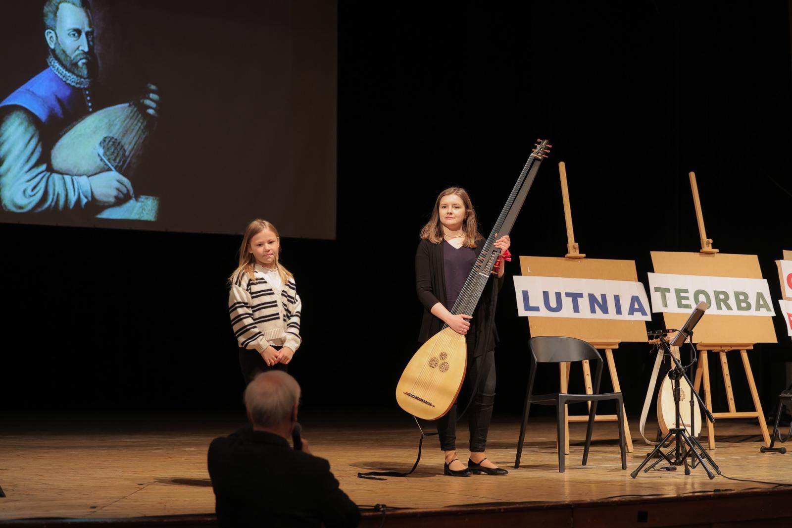Zdjęcie w galerii na portalu naszraciborz.pl: LUTNIA, TEORBA, gitara barokowa na koncertach umuzykalniających w RCK – czym różnią się od współczesnych gitar? wiadomości z regionu