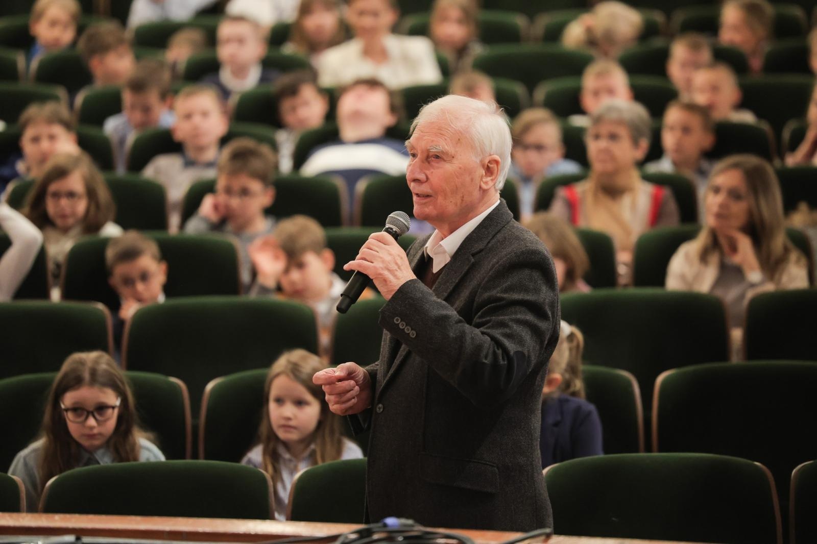 Zdjęcie w galerii na portalu naszraciborz.pl: LUTNIA, TEORBA, gitara barokowa na koncertach umuzykalniających w RCK – czym różnią się od współczesnych gitar? wiadomości z regionu